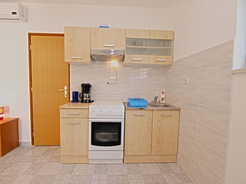 Apartment, 1 Bedroom (768/1791) | Private kitchenette | Full-size fridge, microwave, coffee/tea maker