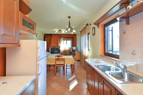 Apartment, 1 Bedroom (379/1753) | Private kitchen | Fridge, microwave, stovetop, coffee/tea maker