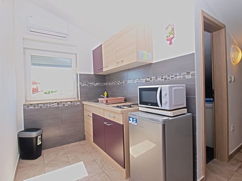 Apartment, 1 Bedroom (1480/13827) | Private kitchen | Fridge, microwave, stovetop, coffee/tea maker