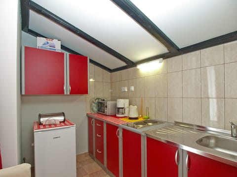 Apartment, 2 Bedrooms (1251/11918) | Private kitchen | Fridge
