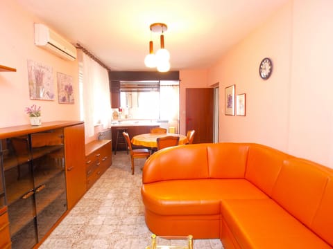 Apartment, 2 Bedrooms (1124/13338) | Living area | TV