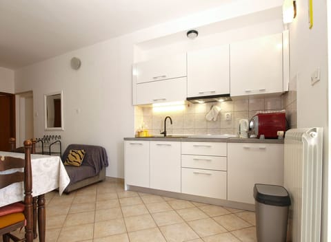 Apartment, 1 Bedroom (1306/12417) | Private kitchen | Full-size fridge, microwave, oven, stovetop