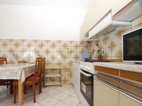 Apartment, 1 Bedroom (1306/12414) | Private kitchen | Full-size fridge, microwave, oven, stovetop