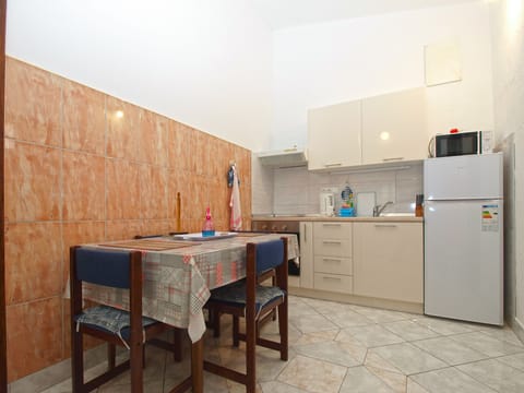 Apartment, 1 Bedroom (1306/12413) | Private kitchen | Full-size fridge, microwave, oven, stovetop