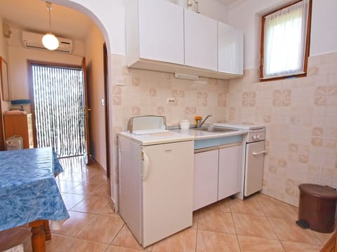 Apartment, 1 Bedroom (1066/5085) | Private kitchenette | Fridge, stovetop, cookware/dishes/utensils, freezer