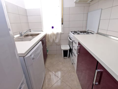 Apartment, 3 Bedrooms (1056/4400) | Private kitchenette | Fridge, coffee/tea maker, electric kettle, cookware/dishes/utensils