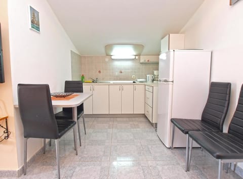 Apartment, 1 Bedroom (1390/13115) | Private kitchen | Fridge, stovetop, coffee/tea maker, electric kettle