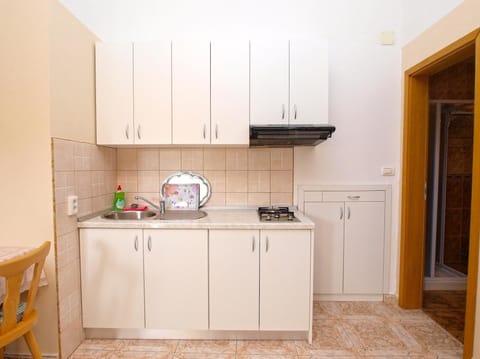 Apartment, 1 Bedroom (1390/13114) | Private kitchenette | Fridge, stovetop, coffee/tea maker, electric kettle