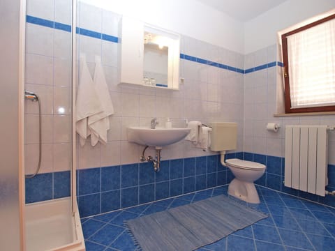 Triple Room, 1 Bedroom (1452/13418) | Bathroom | Shower, hair dryer, towels