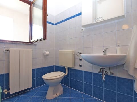 Double Room, 1 Bedroom (1452/13416) | Bathroom | Shower, hair dryer, towels