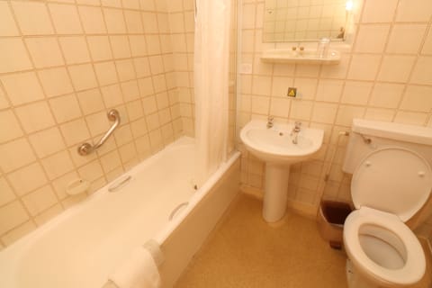 Triple Room, Multiple Beds | Bathroom | Free toiletries, hair dryer, towels