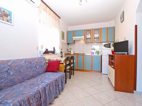 Apartment, 1 Bedroom (1270/12194) | Private kitchen | Full-size fridge, coffee/tea maker, electric kettle