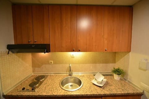 Deluxe Studio, Kitchen | Private kitchenette | Electric kettle