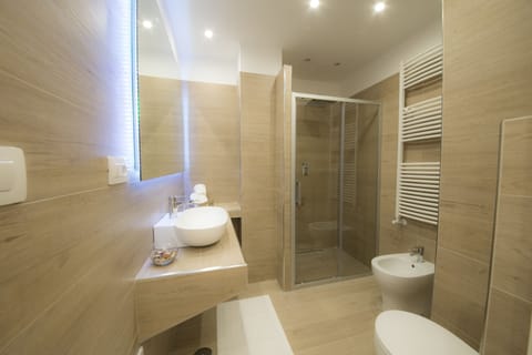 Business Double Room, Courtyard View | Bathroom | Shower, free toiletries, bathrobes, bidet