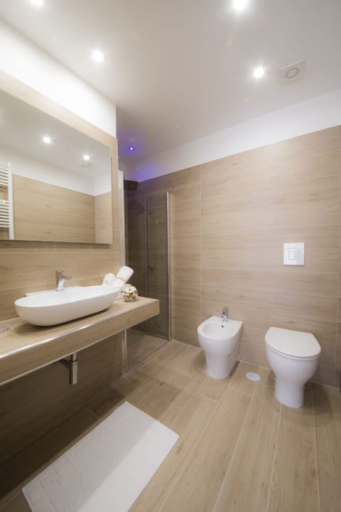 Superior Double Room, Partial Sea View | Bathroom | Shower, free toiletries, bathrobes, bidet