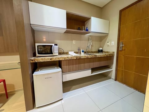 Basic Studio | Private kitchen | Microwave, electric kettle, cookware/dishes/utensils