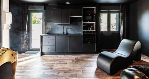 Love Room Ô plaisirs charnels | Private kitchen | Fridge, microwave, oven, stovetop