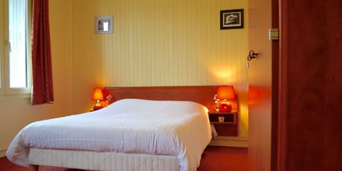 Grand Room | Desk, iron/ironing board, free cribs/infant beds, free WiFi