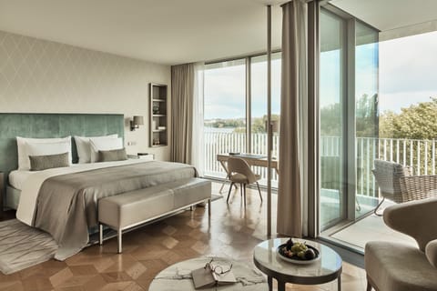 Fontenay Deluxe | Premium bedding, free minibar items, in-room safe, desk