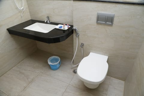 Executive Twin Room, Accessible, Non Smoking | Bathroom | Shower, free toiletries