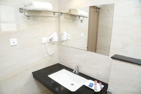 Executive Double Room, 1 King Bed, Accessible, Non Smoking | Bathroom | Shower, free toiletries