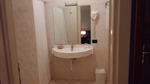 Double or Twin Room | Bathroom | Shower, rainfall showerhead, free toiletries, hair dryer