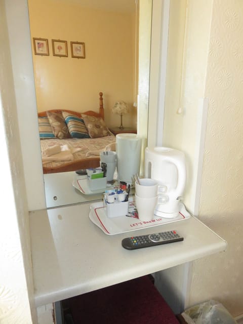 Double Room, Shared Bathroom | Coffee and/or coffee maker