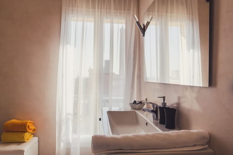 Superior Double Room | Bathroom | Shower, rainfall showerhead, free toiletries, hair dryer