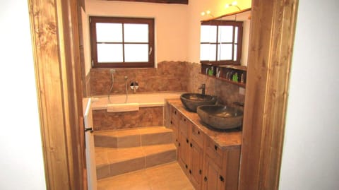 Shower, free toiletries, bathrobes, towels