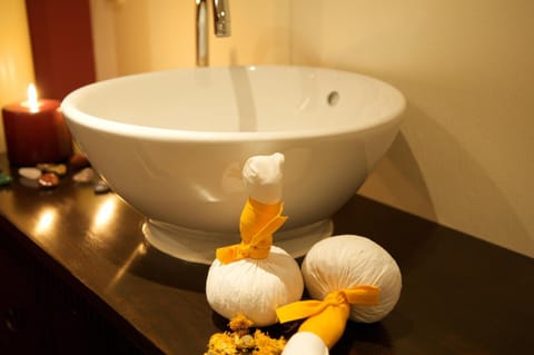 Shower, free toiletries, bathrobes, towels