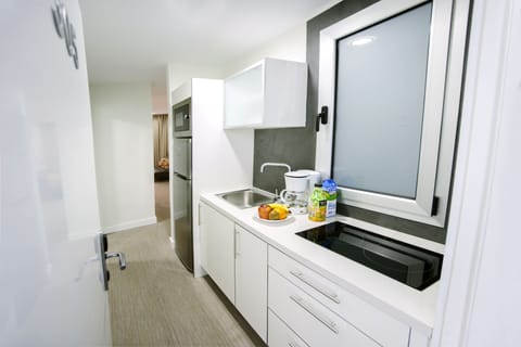 Studio, Balcony | Private kitchen | Full-size fridge, microwave, stovetop, coffee/tea maker