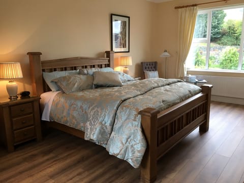 Luxury Room, 1 King Bed | Desk, iron/ironing board, free WiFi, bed sheets