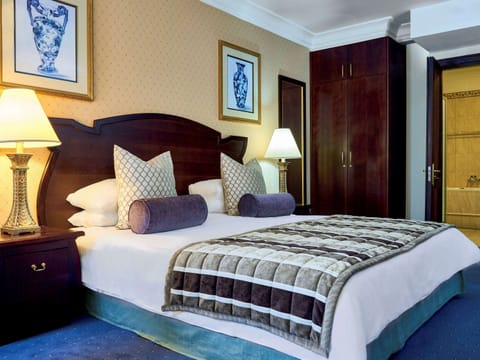 Classic Room, 1 Double Bed, Pool View | Minibar, in-room safe, desk, soundproofing