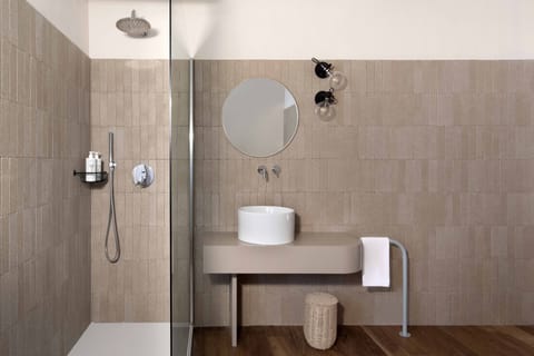 Junior Studio Suite | Bathroom | Shower, free toiletries, hair dryer, bidet