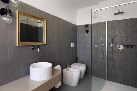 Deluxe Room | Bathroom | Shower, free toiletries, hair dryer, bidet