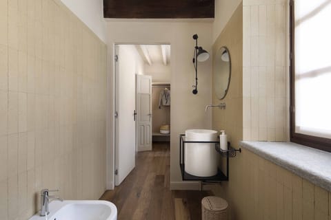 Classic Suite | Bathroom | Shower, free toiletries, hair dryer, bidet