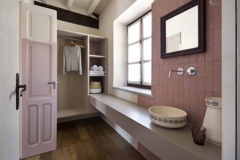 Classic Suite | Bathroom | Shower, free toiletries, hair dryer, bidet