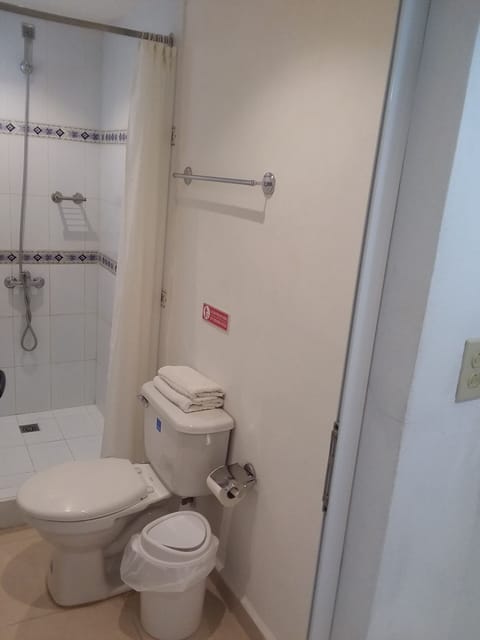 Twin Room | Bathroom | Shower, free toiletries, hair dryer, towels