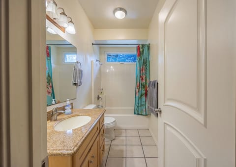 Room (Honeycreeper) | Bathroom | Combined shower/tub, towels