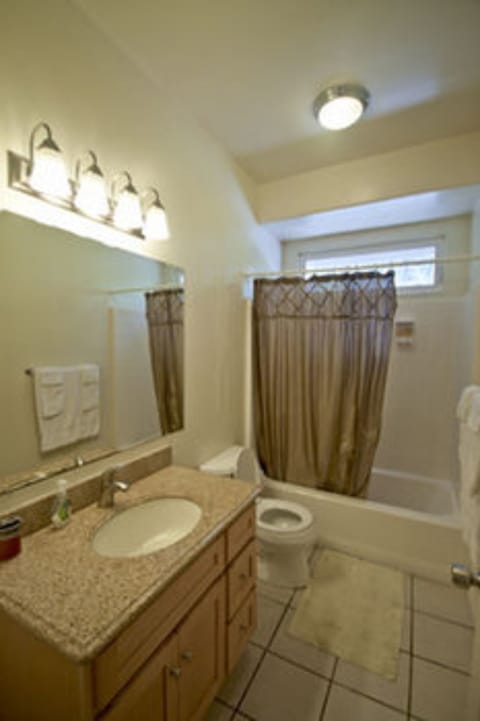 Combined shower/tub, towels