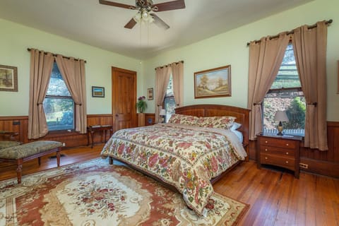 Deluxe Studio Suite : Vanderbilt Suite S6 | Premium bedding, individually decorated, individually furnished, desk