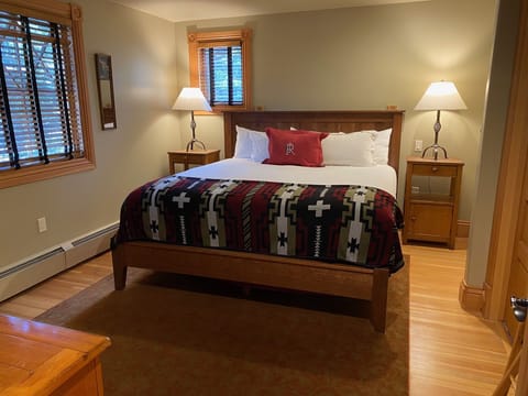 Superior Chalet | Premium bedding, down comforters, iron/ironing board, free WiFi
