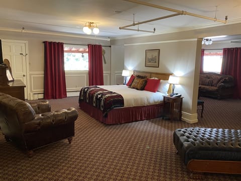 Grand Room, 1 King Bed, Mountain View | Premium bedding, down comforters, iron/ironing board, free WiFi