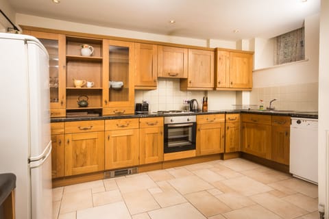 Cottage, 3 Bedrooms | Private kitchen | Full-size fridge, microwave, oven, stovetop