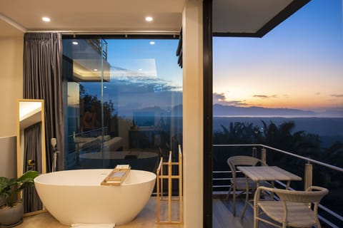 Deluxe Room, Sea View | Minibar, in-room safe, individually decorated, individually furnished