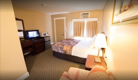 Room, 1 Queen Bed | Blackout drapes, free WiFi, bed sheets