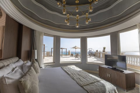Royal Suite | 1 bedroom, premium bedding, free minibar items, in-room safe