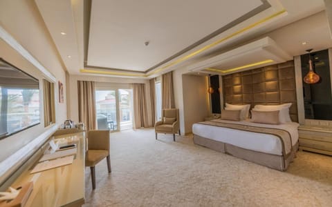 Deluxe Jacuzzi Room | 1 bedroom, premium bedding, free minibar items, in-room safe