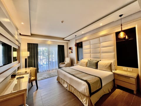 1 bedroom, premium bedding, free minibar items, in-room safe