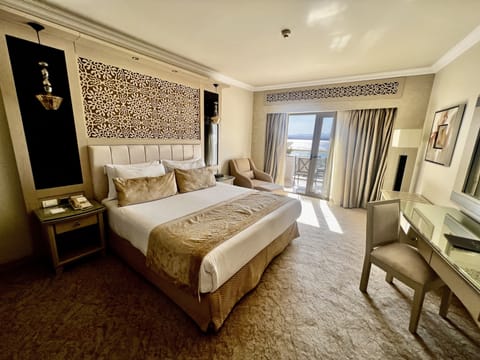 Deluxe Room, Sea View | 1 bedroom, premium bedding, free minibar items, in-room safe